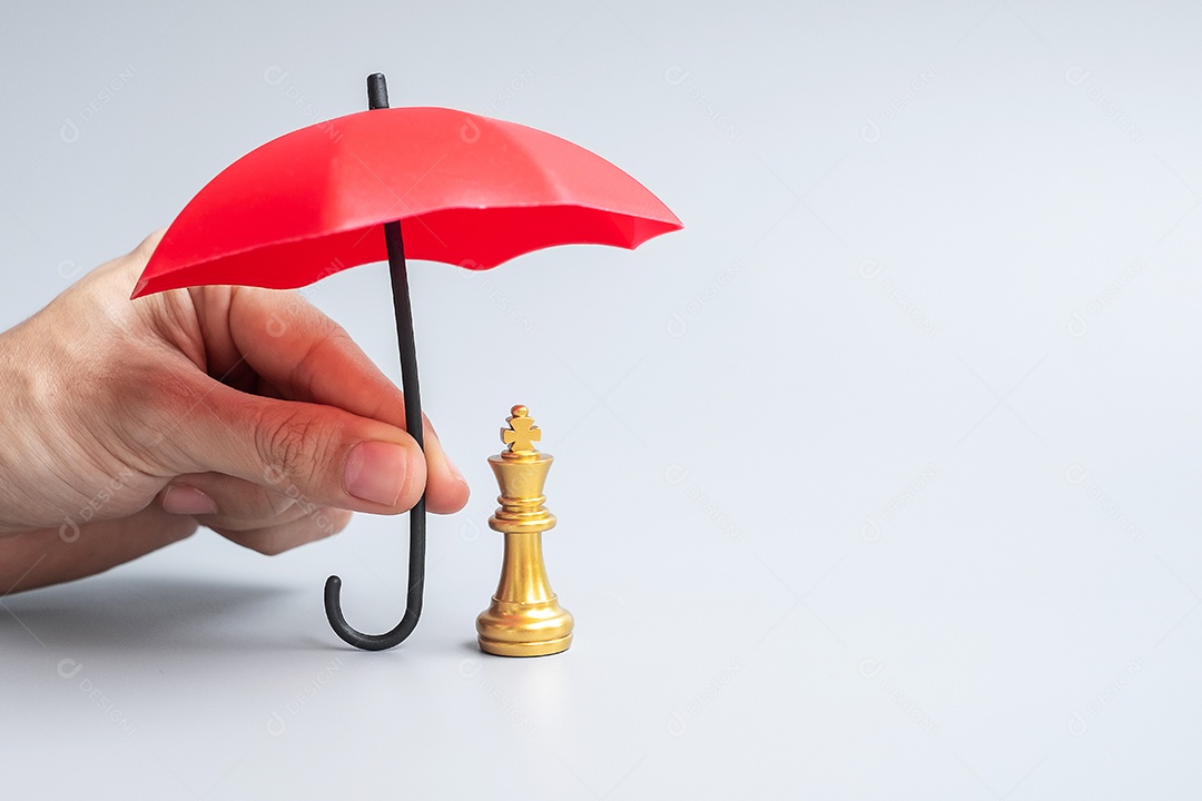 Mão de homem de negócios segurando o guarda-chuva vermelho figura peça