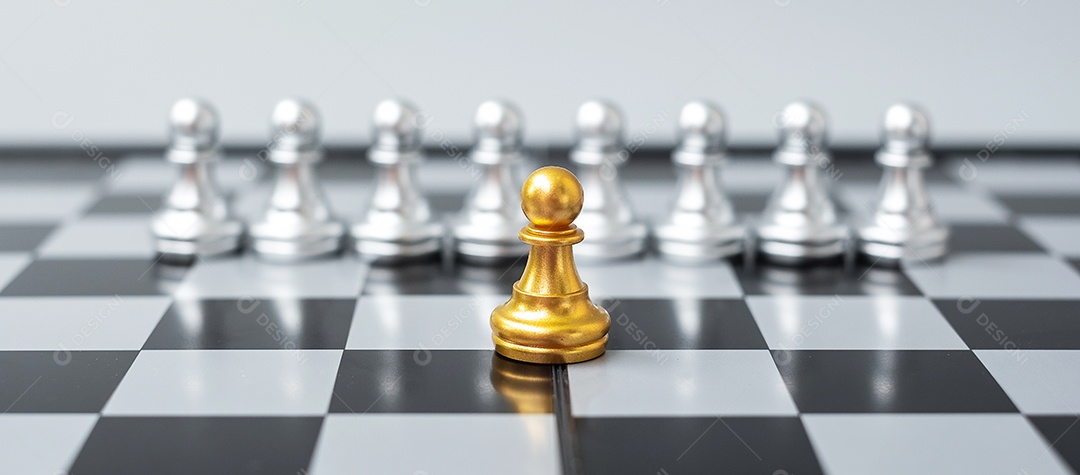 peças de peão de xadrez dourado ou empresário líder se destacam do corvo