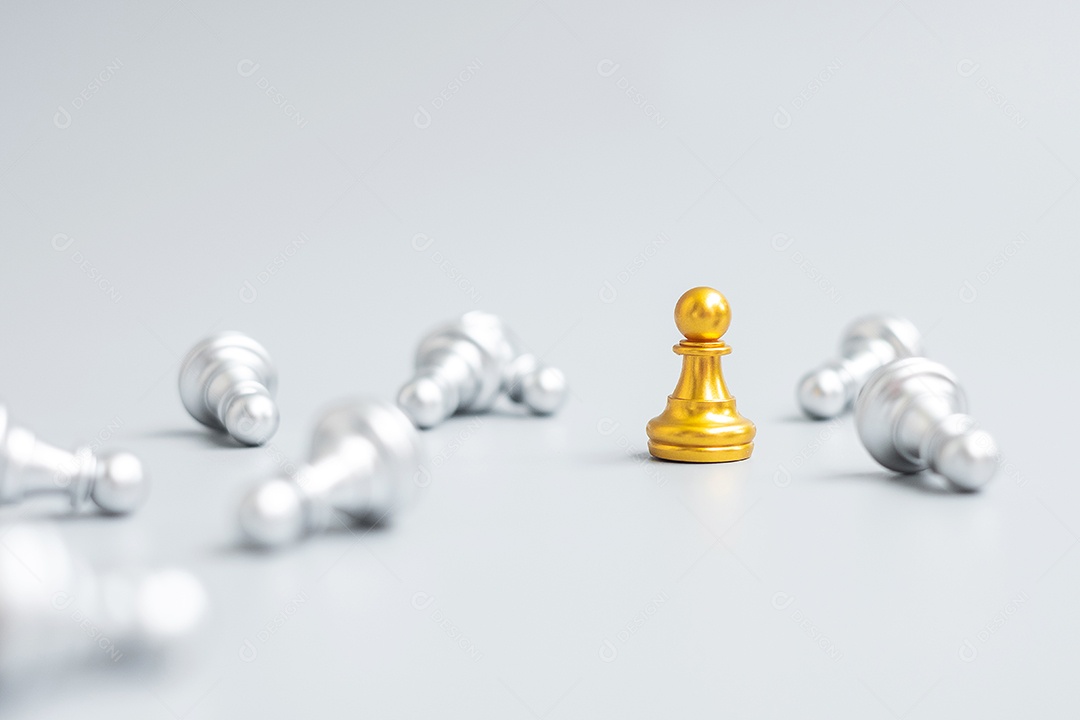 peças de peão de xadrez dourado ou empresário líder se destacam do corvo