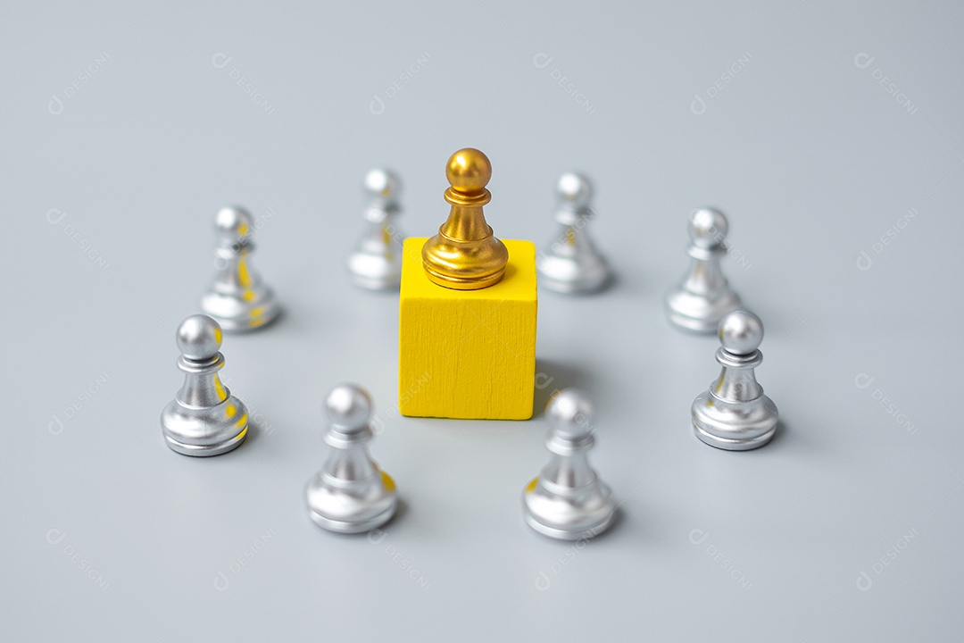 peças de peão de xadrez dourado ou empresário líder com círculo