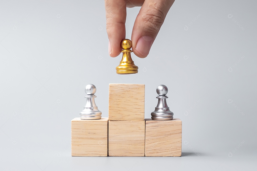 mão segurando o topo de peças de peão de xadrez dourado ou líder businessm