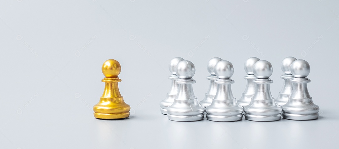 peças de peão de xadrez dourado ou empresário líder se destacam do corvo