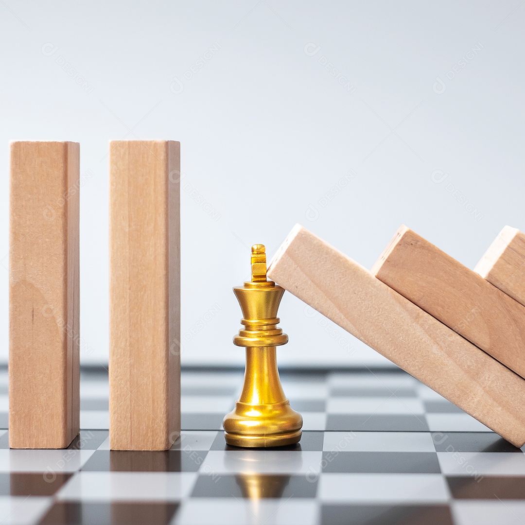 Blocos de madeira ou Dominó caindo na figura dourada