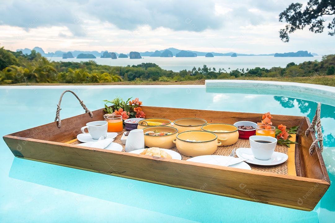 Bandeja flutuante de café da manhã na piscina no hotel de luxo