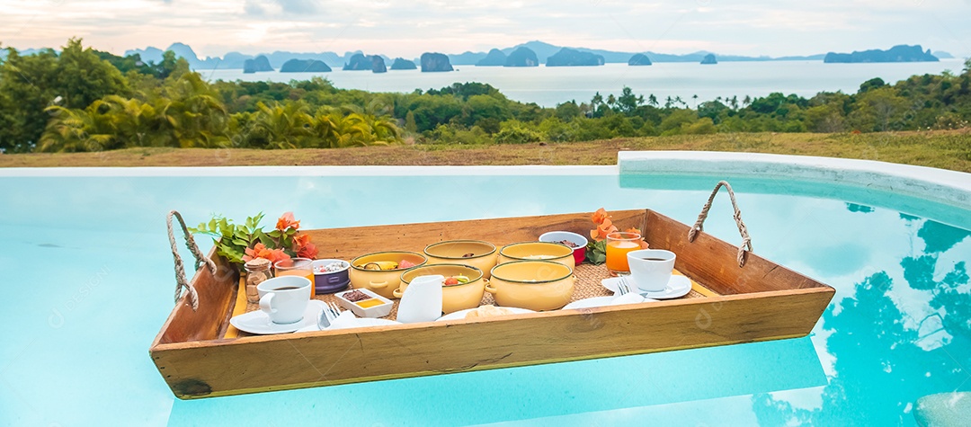 Bandeja flutuante de café da manhã na piscina no hotel de luxo