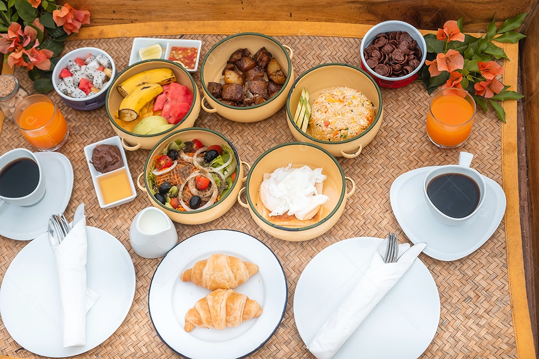 Bandeja flutuante de café da manhã na piscina no hotel de luxo