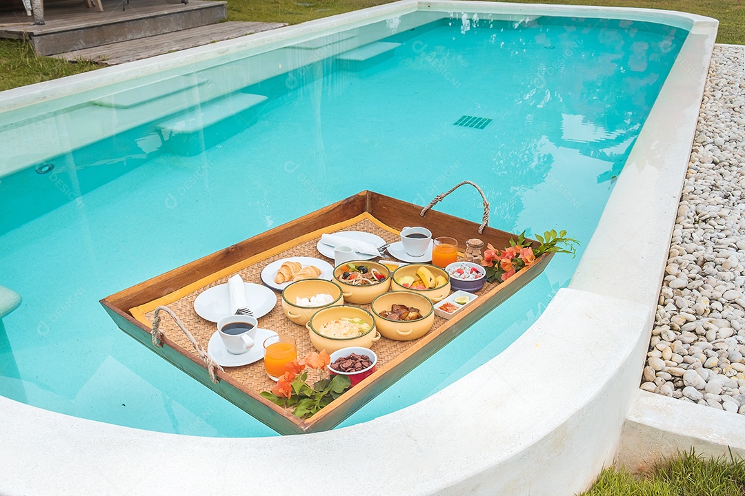 Bandeja flutuante de café da manhã na piscina no hotel de luxo