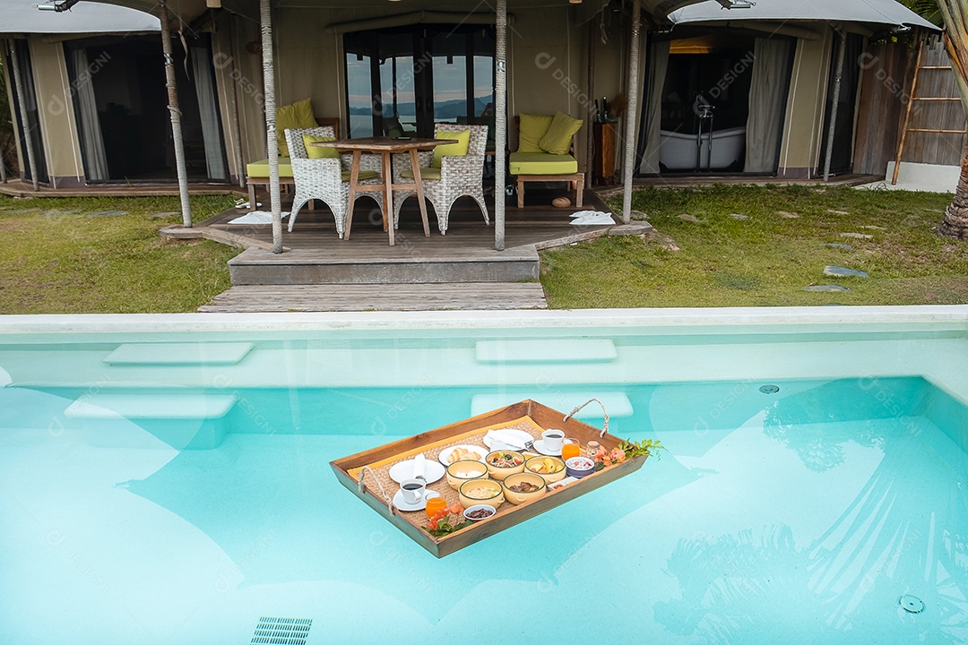 Bandeja flutuante de café da manhã na piscina no hotel de luxo