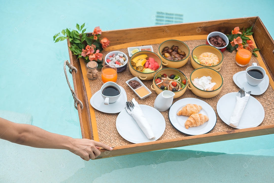 Bandeja flutuante de café da manhã na piscina no hotel de luxo