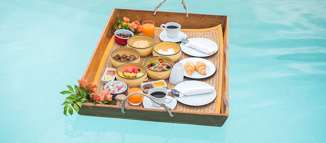 Bandeja flutuante de café da manhã na piscina no hotel de luxo