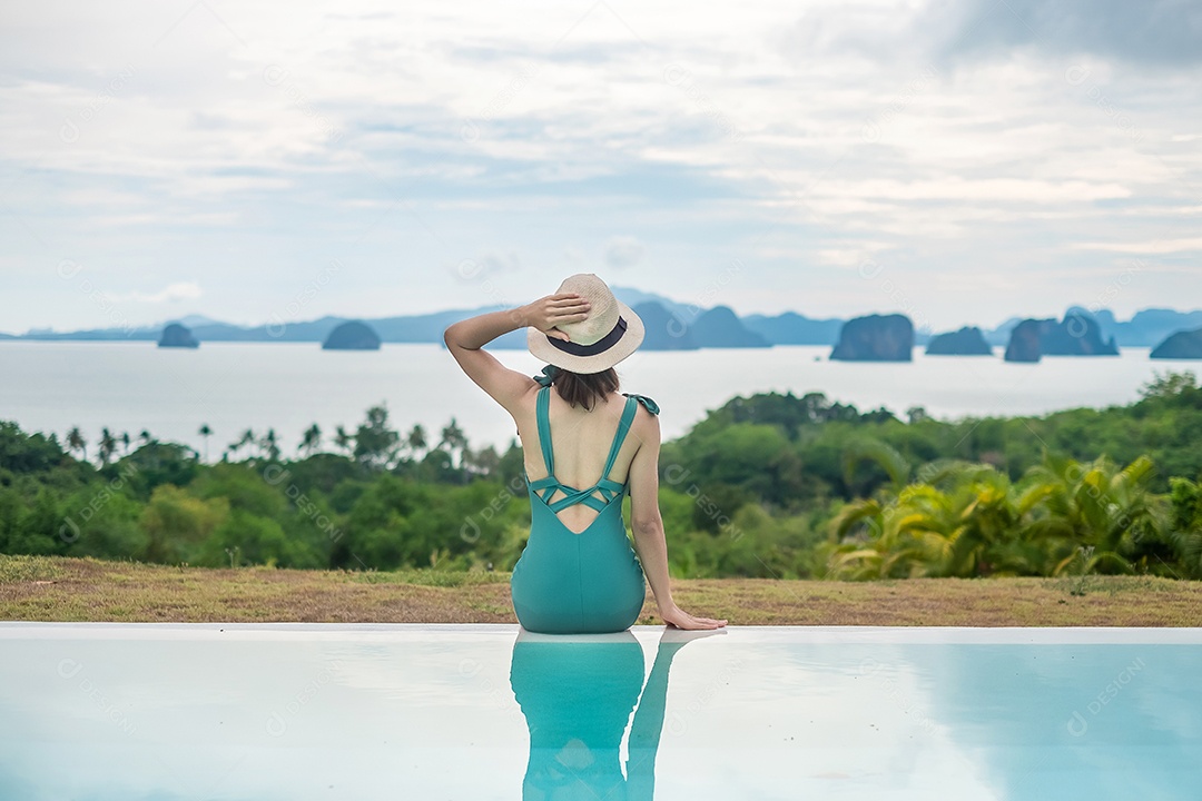 Mulher jovem feliz em traje de banho verde tomando café da manhã flutuante