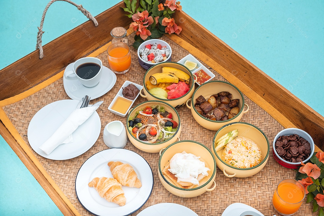 Bandeja flutuante de café da manhã na piscina no hotel de luxo