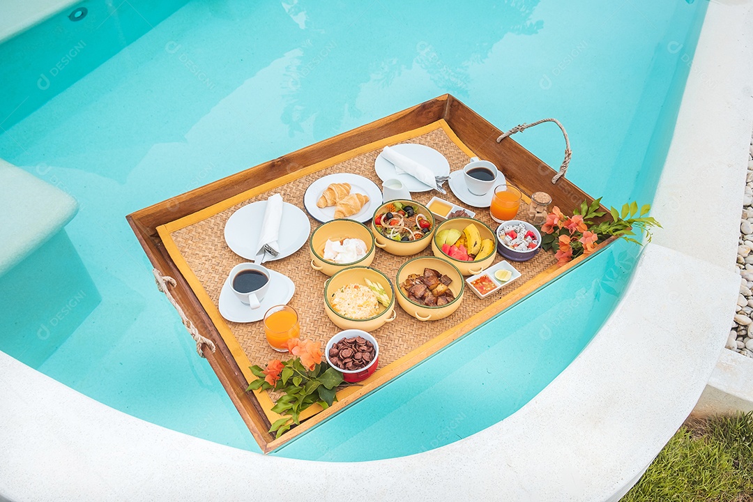 Bandeja flutuante de café da manhã na piscina no hotel de luxo