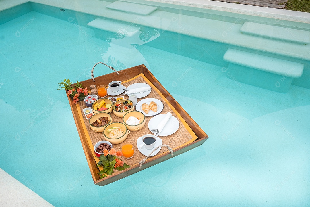 Bandeja flutuante de café da manhã na piscina no hotel de luxo