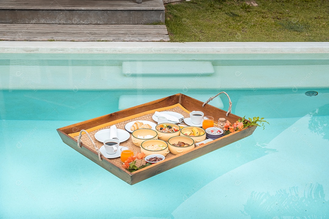 Bandeja flutuante de café da manhã na piscina no hotel de luxo