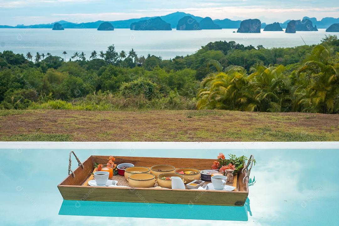 Bandeja flutuante de café da manhã na piscina no hotel de luxo