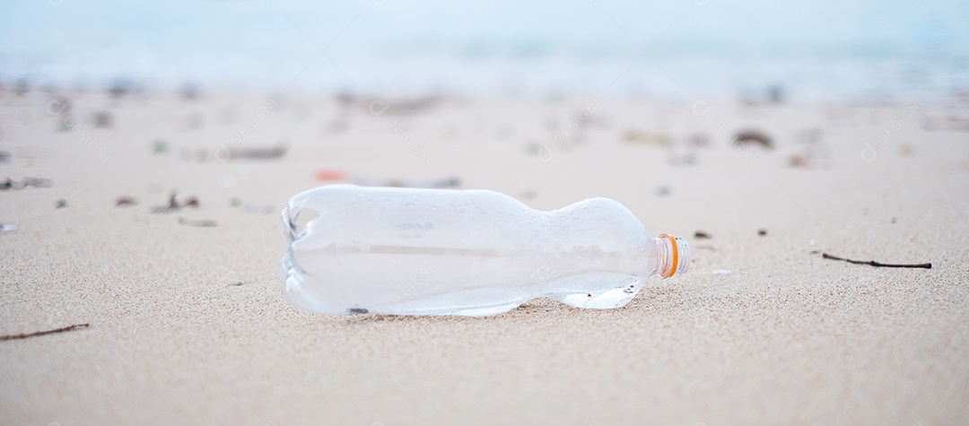 Lixo de garrafa de plástico na praia. Ecologia, Ambiental