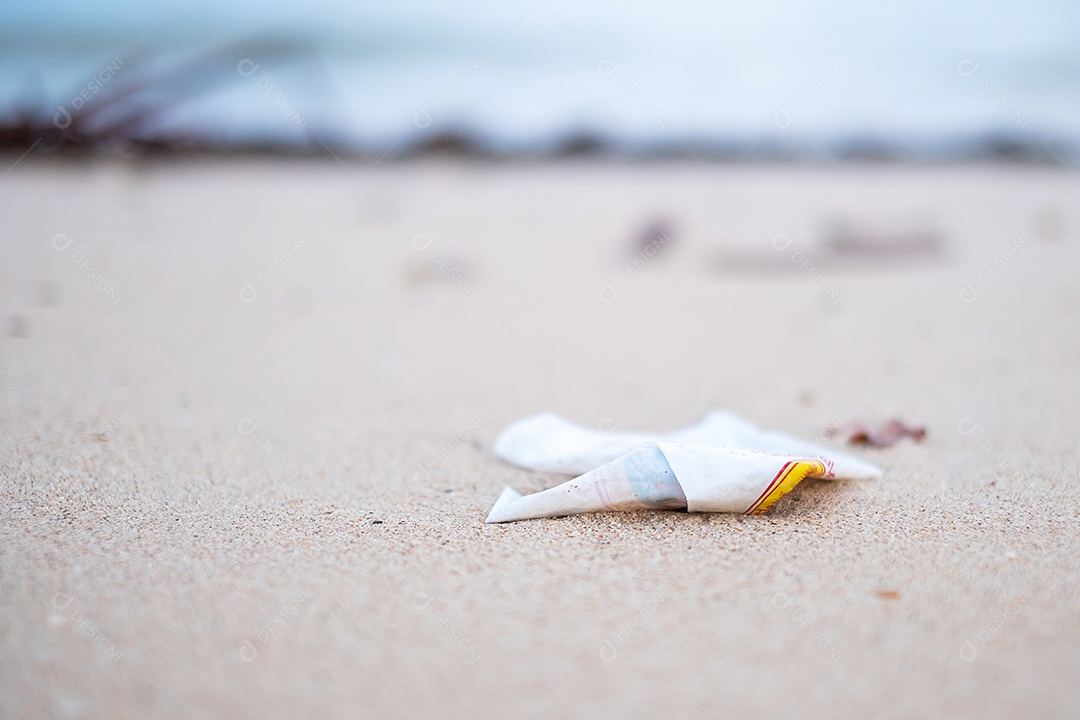 lixo plástico na praia. Ecologia, Meio Ambiente, Poluição