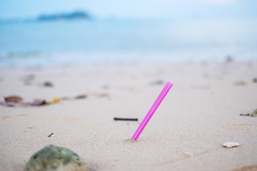 Lixo de palha de plástico na praia. Ecologia, Ambiental