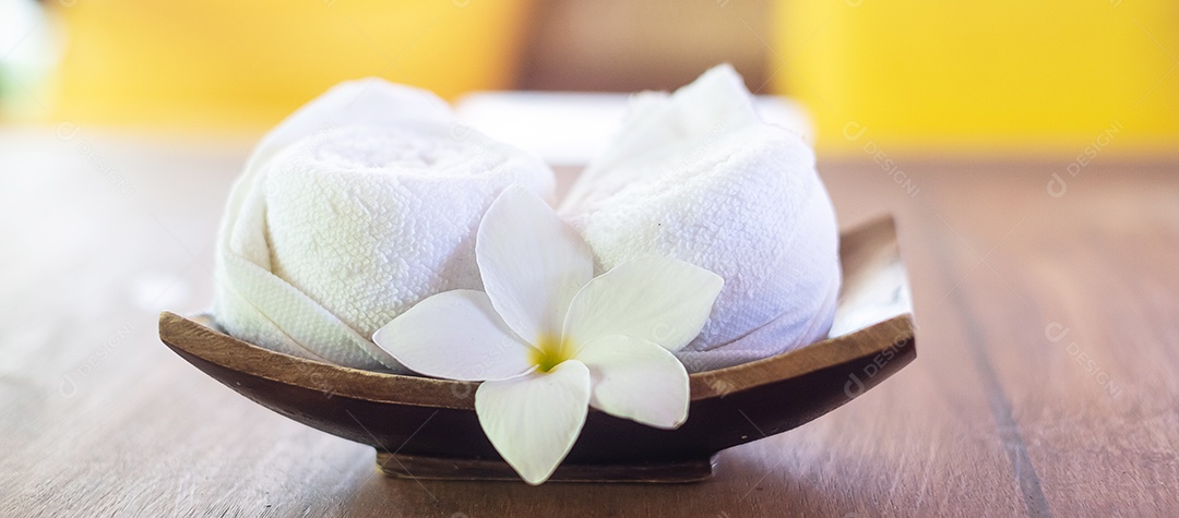 Toalha de algodão branco na mesa do hotel de luxo, bem-vindo