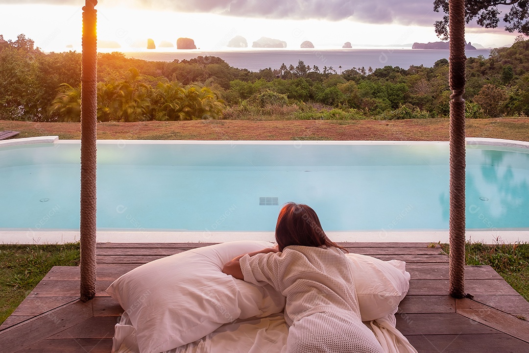 Mulher feliz viajante desfruta de bela vista para o mar, turista relaxando