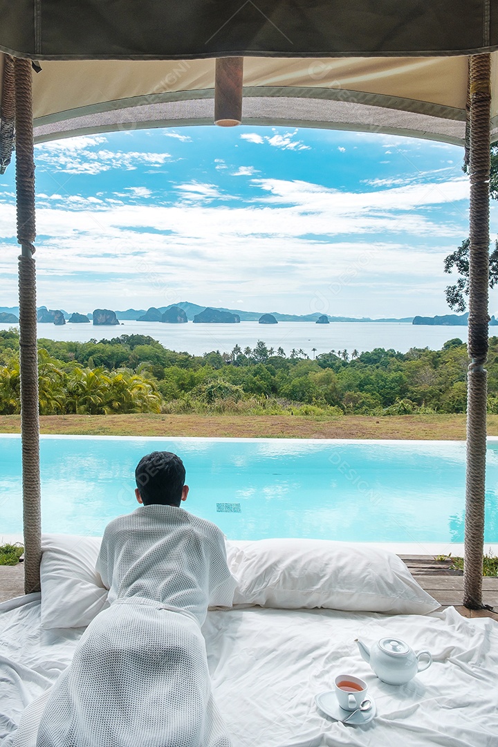 Feliz viajante de camisa branca desfruta de uma bela vista
