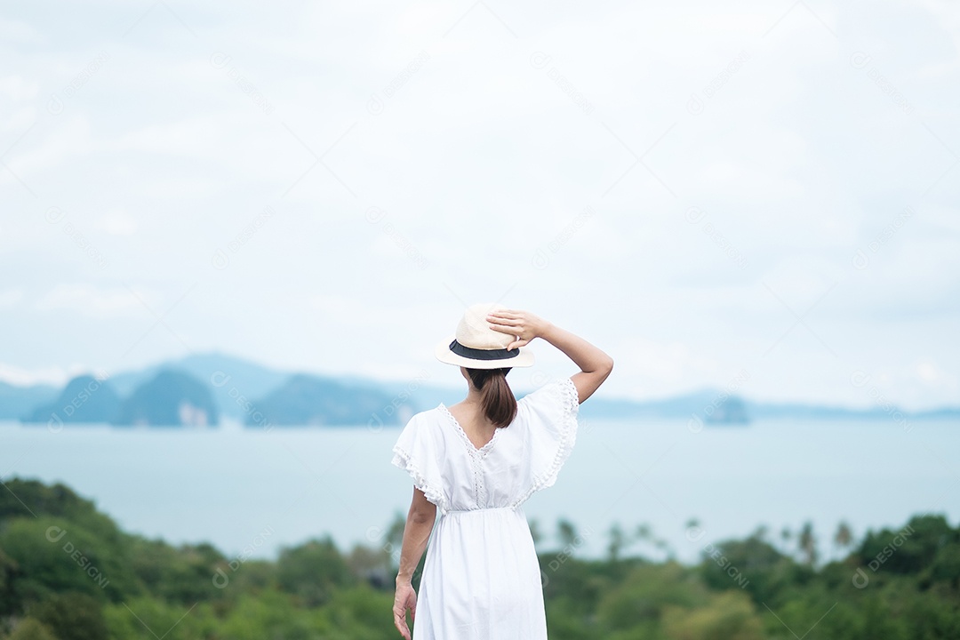mulher feliz em roupão de banho esticando depois de acordar
