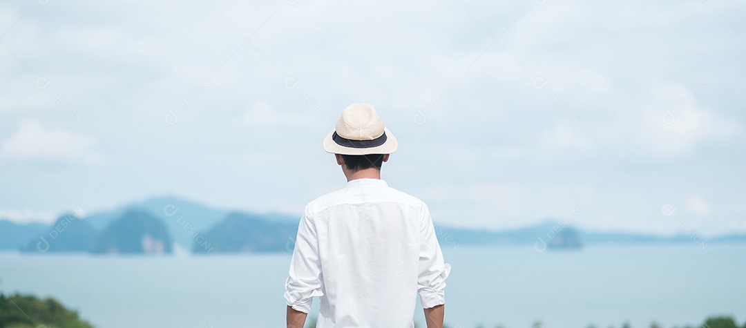 Feliz viajante de camisa branca desfruta de uma bela vista, sozinho para