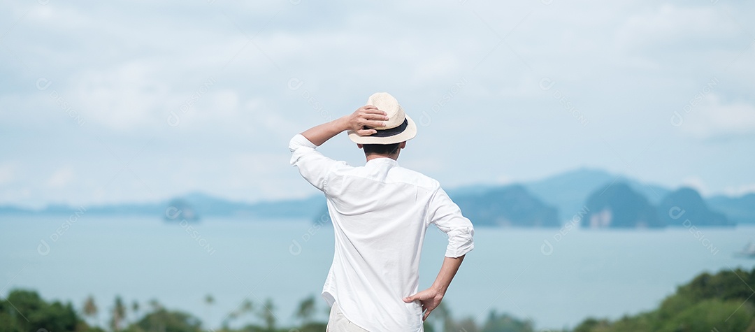 Feliz viajante de camisa branca desfruta de uma bela vista, sozinho para