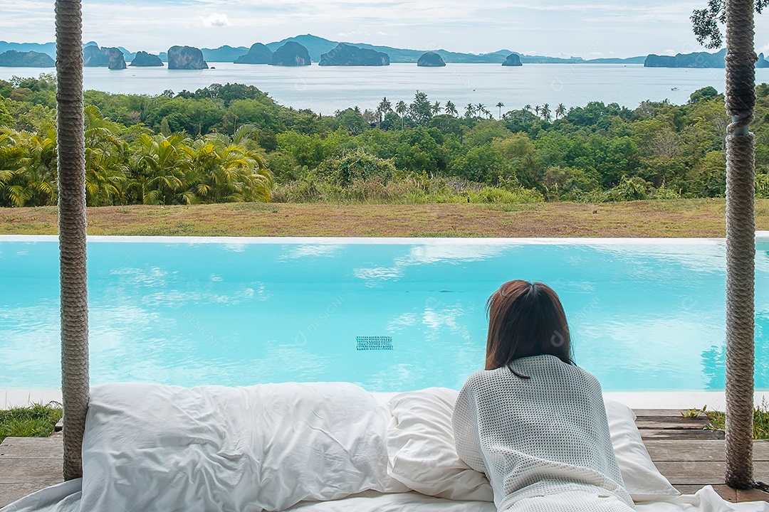 Mulher feliz viajante desfruta de bela vista para o mar, turista relaxando