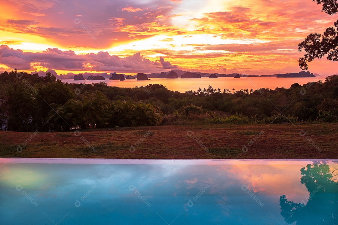 piscina contra Beautiful Cloudscape sobre o oceano ao nascer do sol da manhã