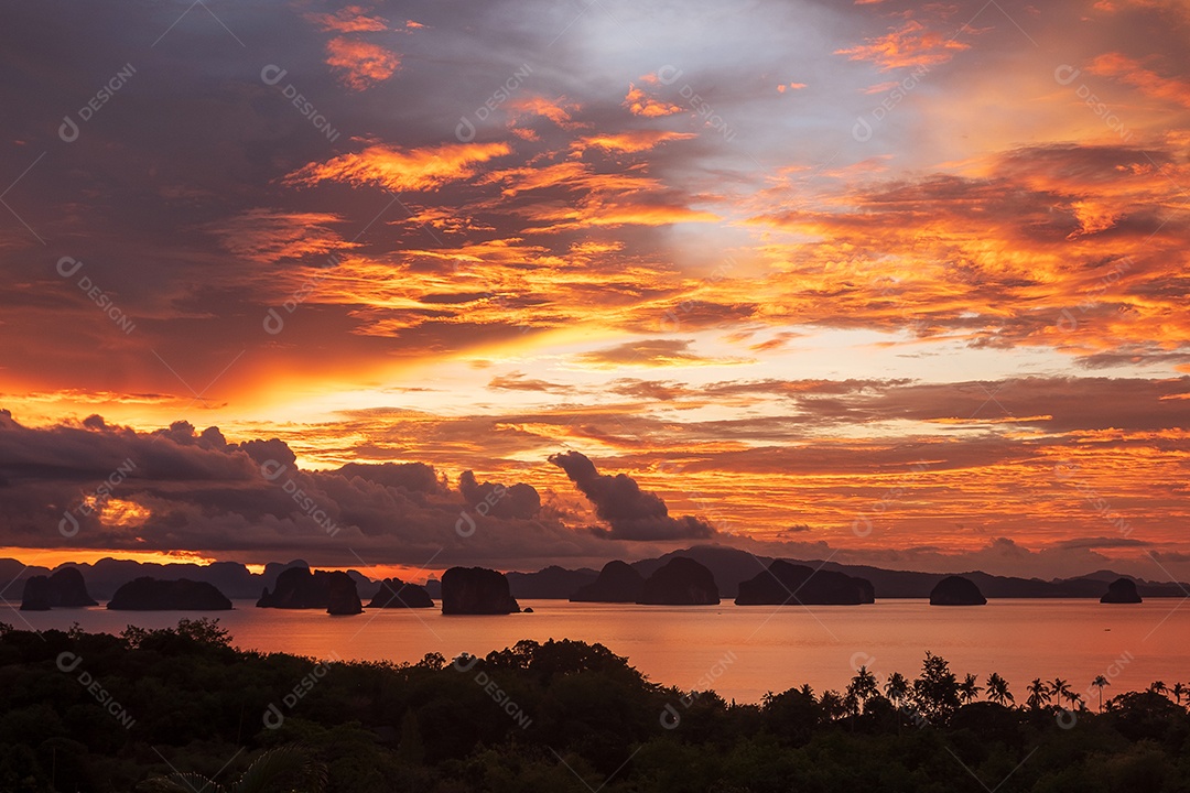 Linda sobre o oceano ao nascer do sol da manhã