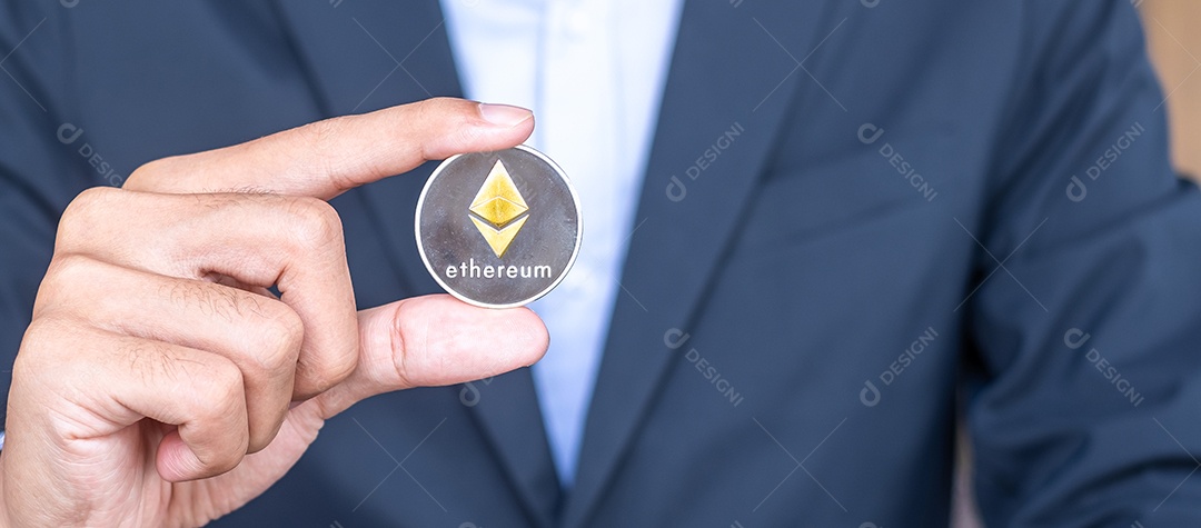 Mão de empresário segurando a criptomoeda de prata Ethereum (ETH), C