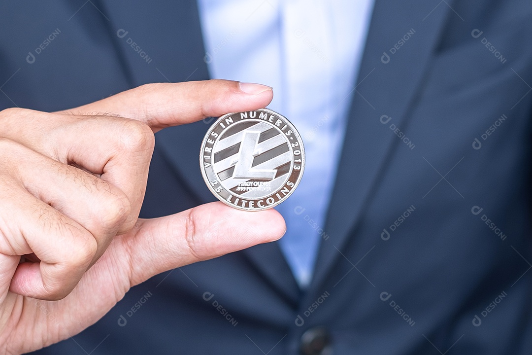 Mão de empresário segurando a criptomoeda Silver Litecoin (LTC)