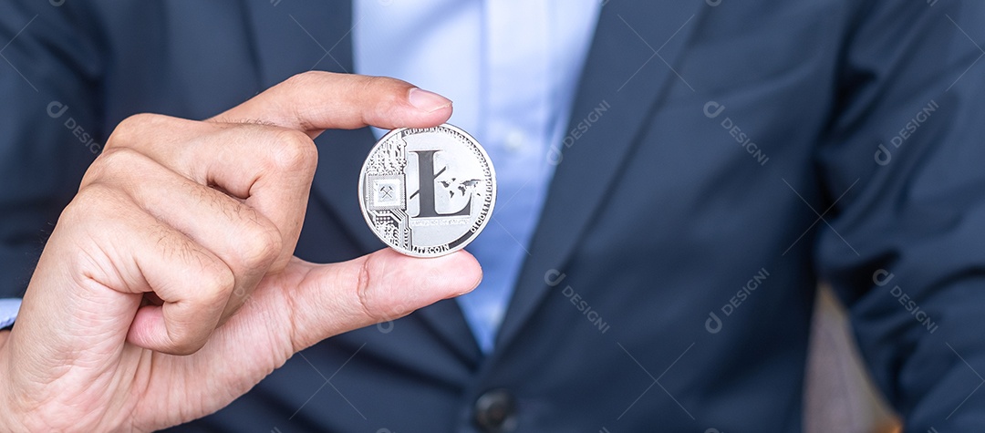 Mão de empresário segurando a criptomoeda Silver Litecoin (LTC)