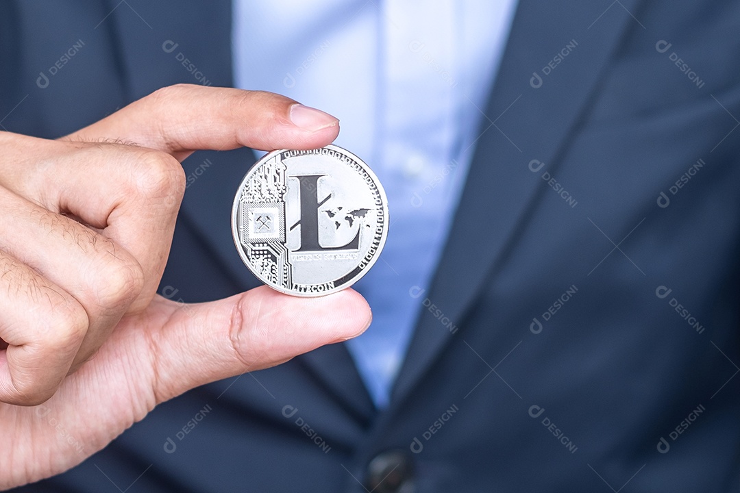 Mão de empresário segurando a criptomoeda Silver Litecoin (LTC)
