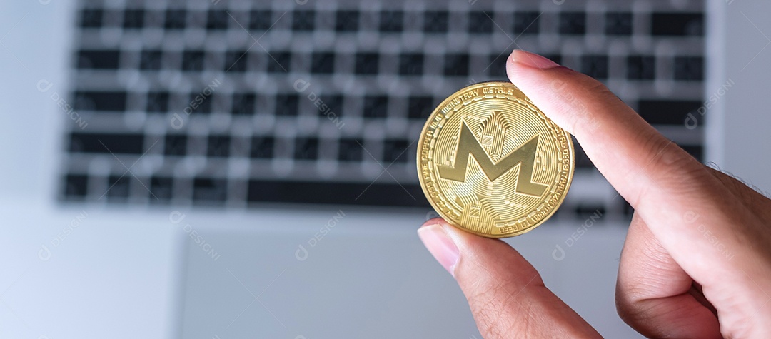 mão de empresário segurar moeda de criptomoeda dourada Monero (XMR) ov