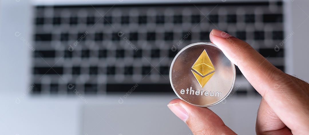 Mão de empresário segurando a criptomoeda Silver Ethereum (ETH)