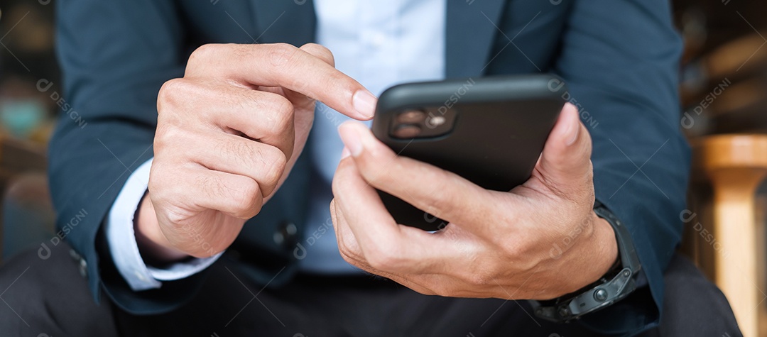 jovem empresário de terno usando máscara cirúrgica