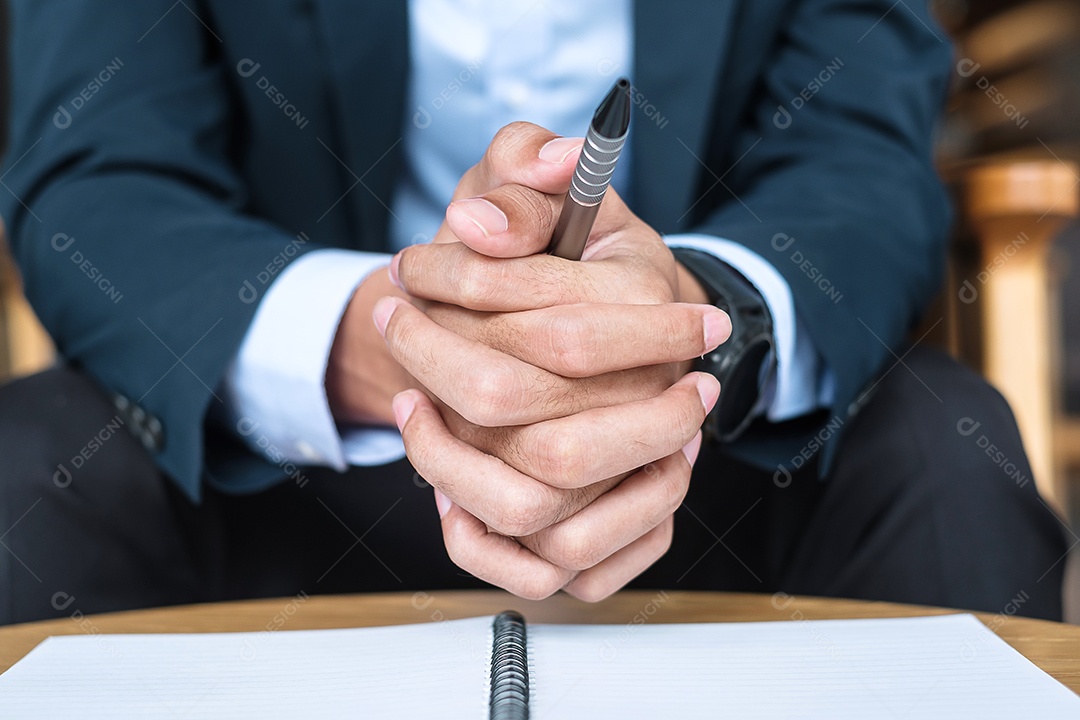 Empresário de terno no escritório ou café