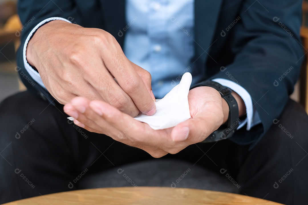 Mão limpa de homem por tecido de limpeza molhada após contratar algo