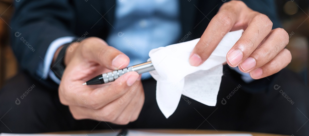 Empresário em caneta de limpeza de terno por lenços umedecidos e álcool