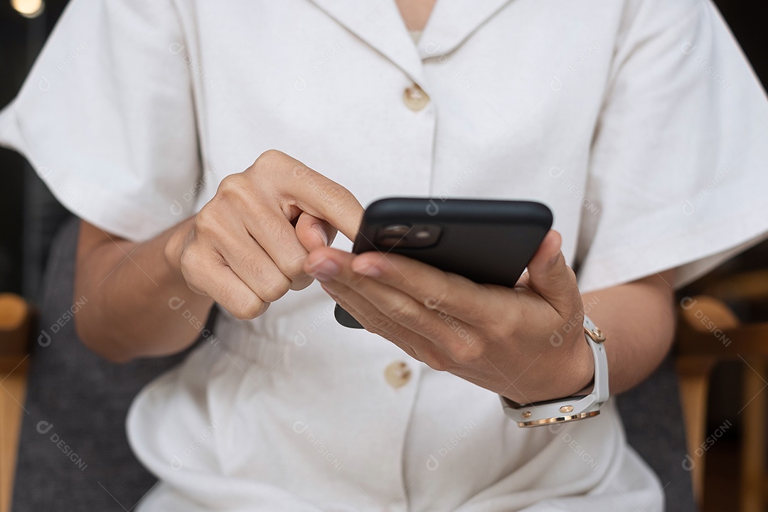 jovem empresária segurando e usando smartphone para mensagem sms