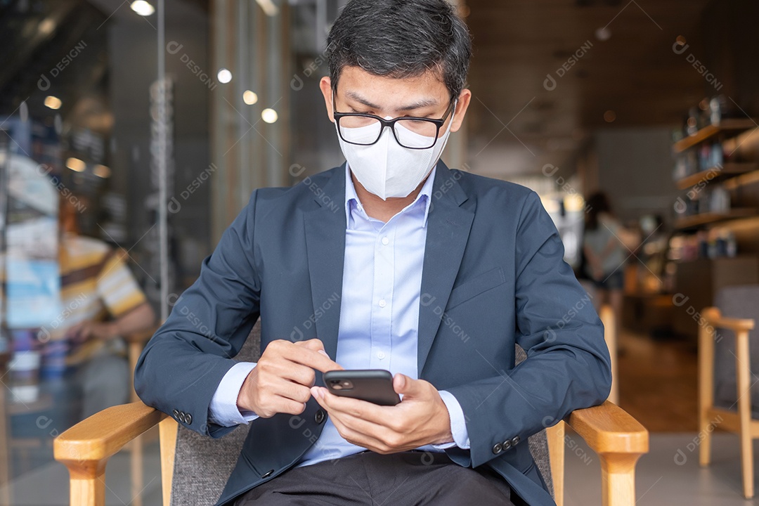 jovem empresário de terno usando máscara cirúrgica