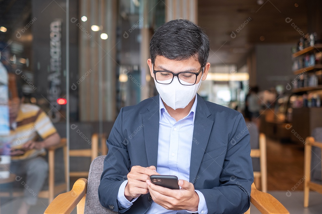 jovem empresário de terno usando máscara cirúrgica
