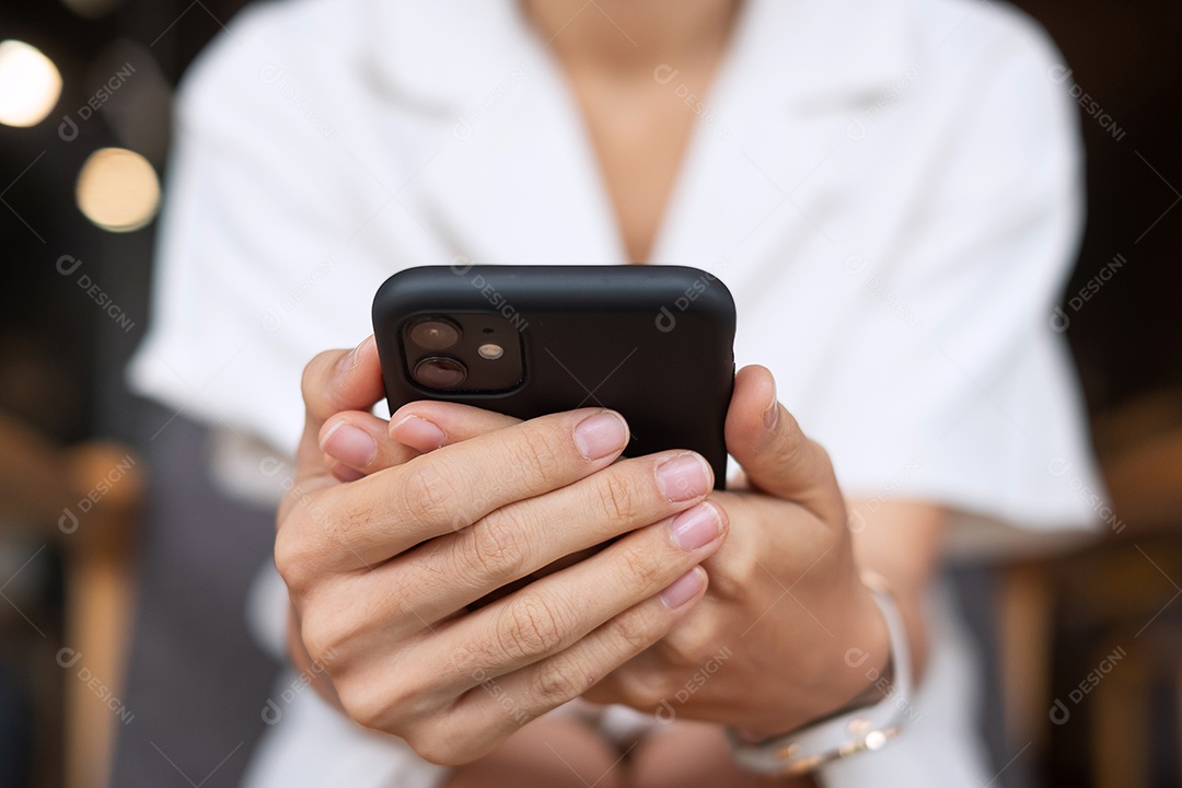 jovem empresária segurando e usando smartphone para mensagem sms