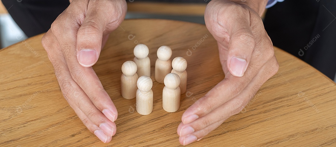 Mão de empresário cobre homem de madeira da multidão de funcionários. Pessoas