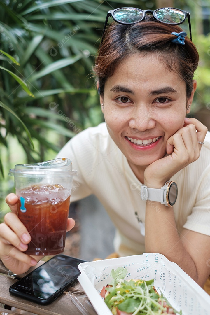 Mulher bonita feliz sorrindo e alegre no café