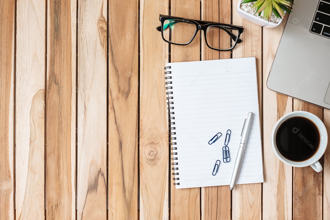 Vista superior Mesa de escritório com caneta, computador portátil, caderno em branco