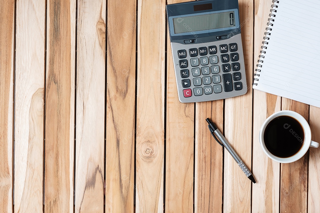 Mesa de escritório vista superior com calculadora, caneta, caderno em branco